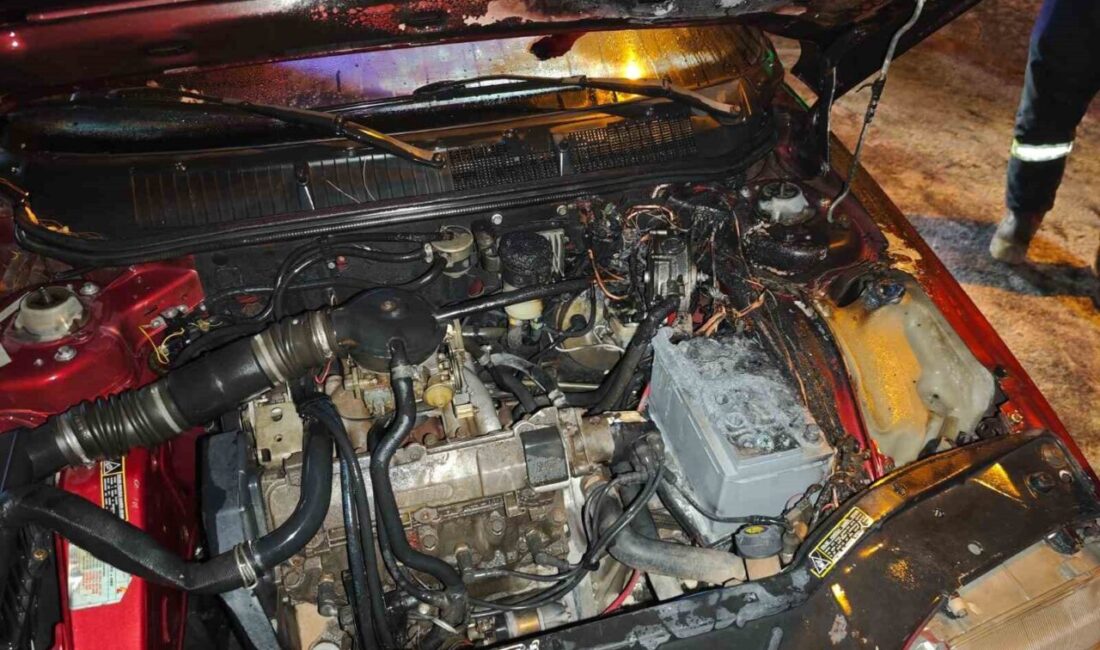 Aydın’ın Nazilli ilçesinde alev alan Tofaş otomobil kullanılmaz hale geldi.