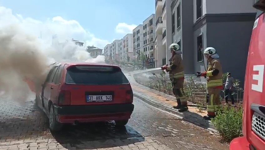 Hatay’ın İskenderun ilçesinde seyir halindeyken alevlere teslim olan Tofaş otomobilde