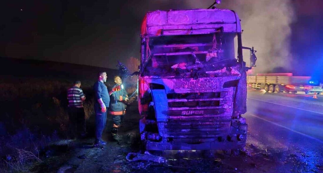 Çorum’un Alaca ilçesinde seyir halindeki tırda çıkan yangın, itfaiye ekipleri