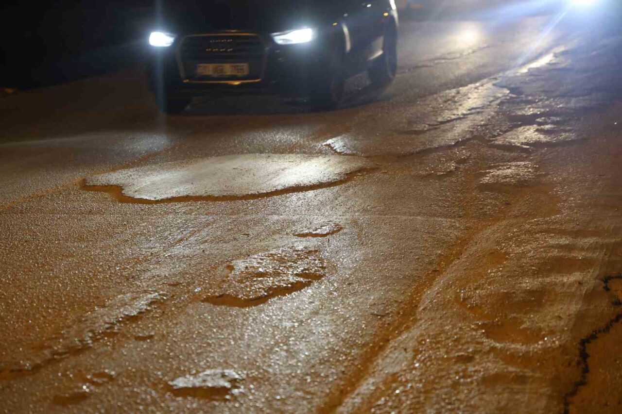 Hatay’da seyir halindeyken yola beton döken mikser sürücüsüne diğer araçların