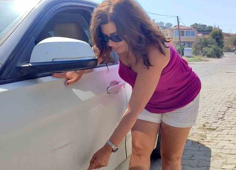 Balıkesir’in Edremit ilçesindeki Balıkesir Koca Seyit Havalimanı otoparkında, aracına çarparak