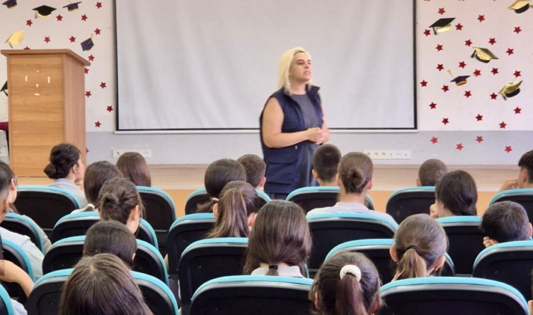 Manisa İl Emniyet Müdürlüğü, SİBERAY Projesi kapsamında öğrencilere sosyal medya