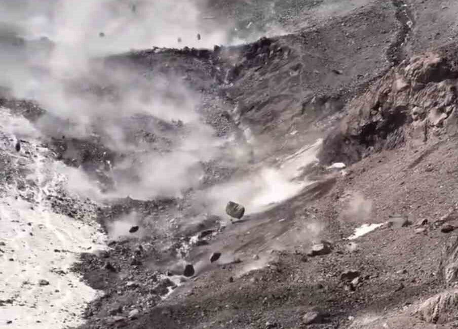 Sıcak hava dalgası Ağrı Dağı’nda kaya düşmelerini tetikledi. Büyük gürültülerle