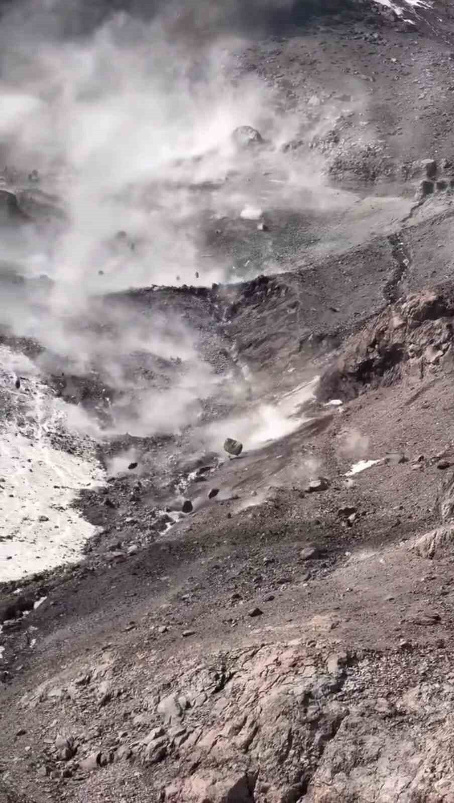 Sıcak hava dalgası Ağrı Dağı’nda kaya düşmelerini tetikledi. Büyük gürültülerle