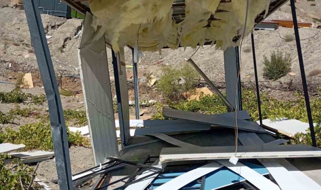 Adıyaman’ın Gölbaşı ilçesine bağlı etkili olan şiddetli rüzgar, boş bir