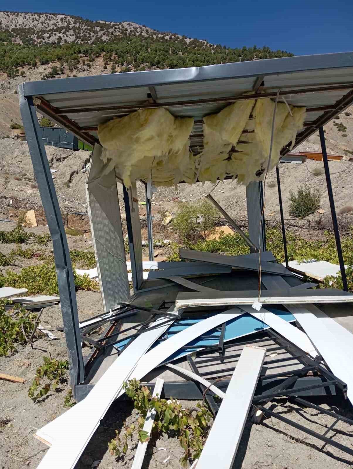 Adıyaman’ın Gölbaşı ilçesine bağlı etkili olan şiddetli rüzgar, boş bir