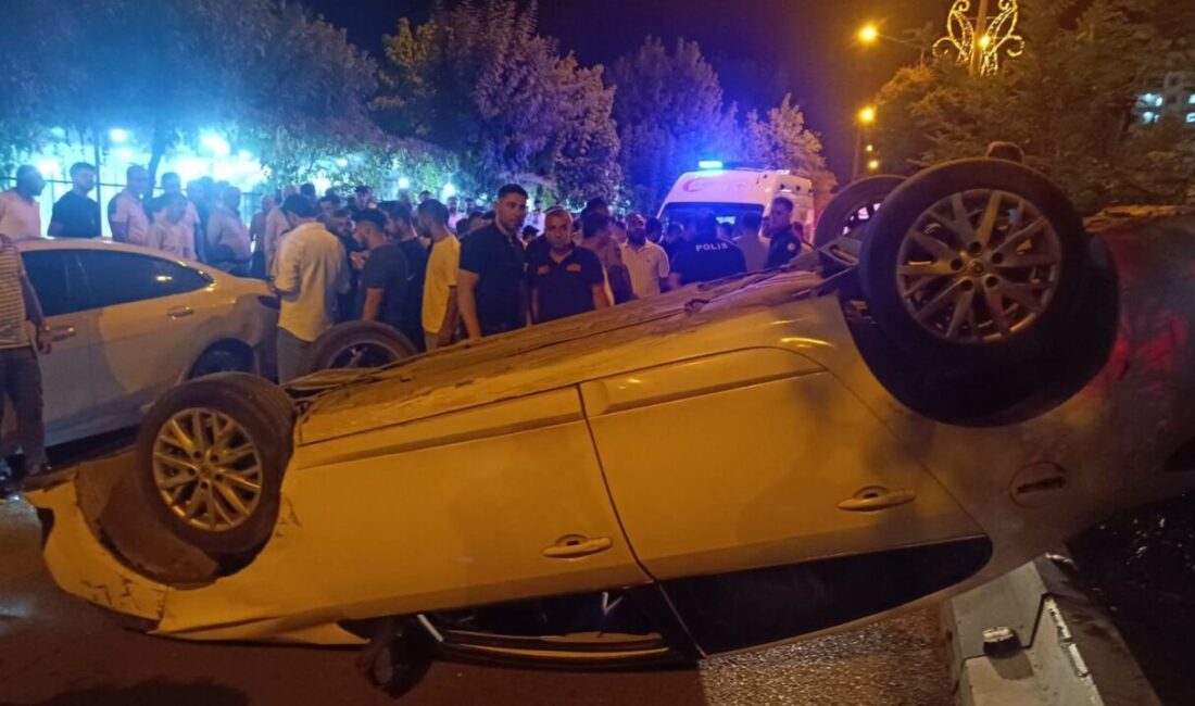 Siirt’in Kurtalan ilçesinde iki otomobil ve park halindeki bir aracın