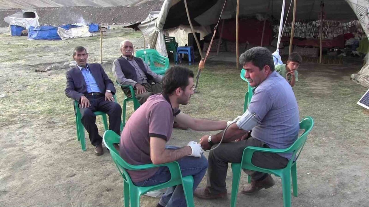 Siirt İl Sağlık Müdürlüğü ekipleri, göçer vatandaşlara sağlık hizmeti ulaştırmak