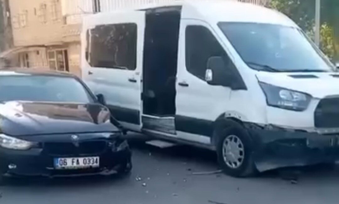 Siirt’te minibüs ile otomobilin çarpıştığı kaza maddi hasarla atlatıldı. Edinilen