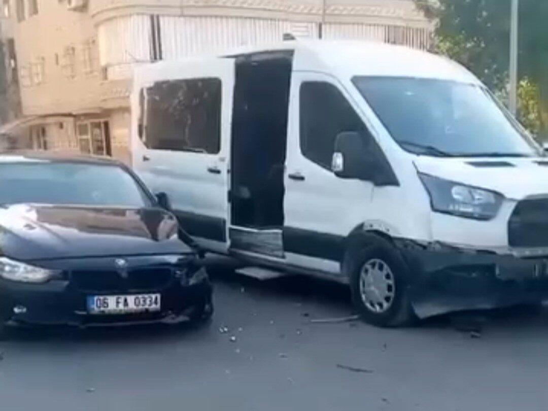Siirt’te minibüs ile otomobilin çarpıştığı kaza maddi hasarla atlatıldı. Edinilen