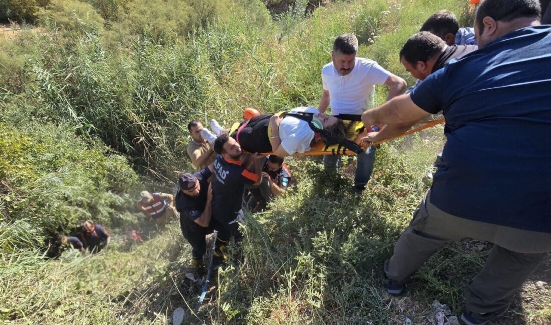 Siirt’te öğretmenleri taşıyan otomobilin dereye uçması sonucu 2 öğretmen yaralandı.
