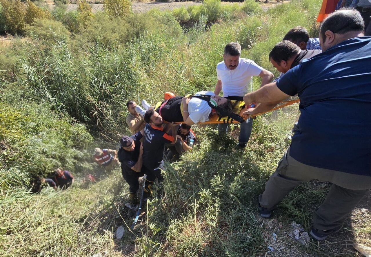 Siirt’te öğretmenleri taşıyan otomobilin dereye uçması sonucu 2 öğretmen yaralandı.