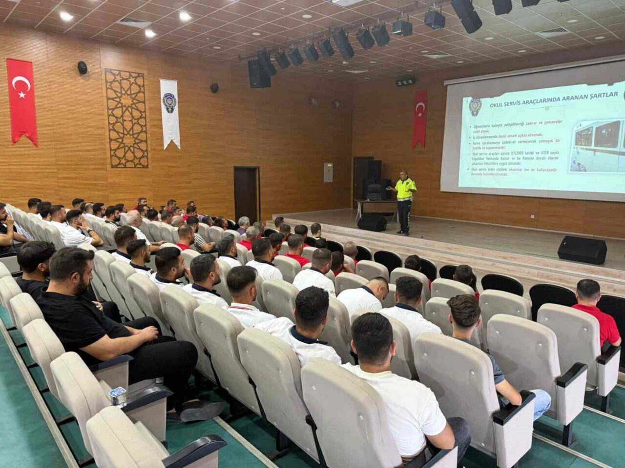 Siirt’te okul servis şoförleri ve rehber personele trafik güvenliği, trafik