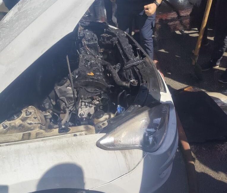 Siirt’in Kurtalan ilçesinde seyir halindeki araç alev aldı. Yangın itfaiye