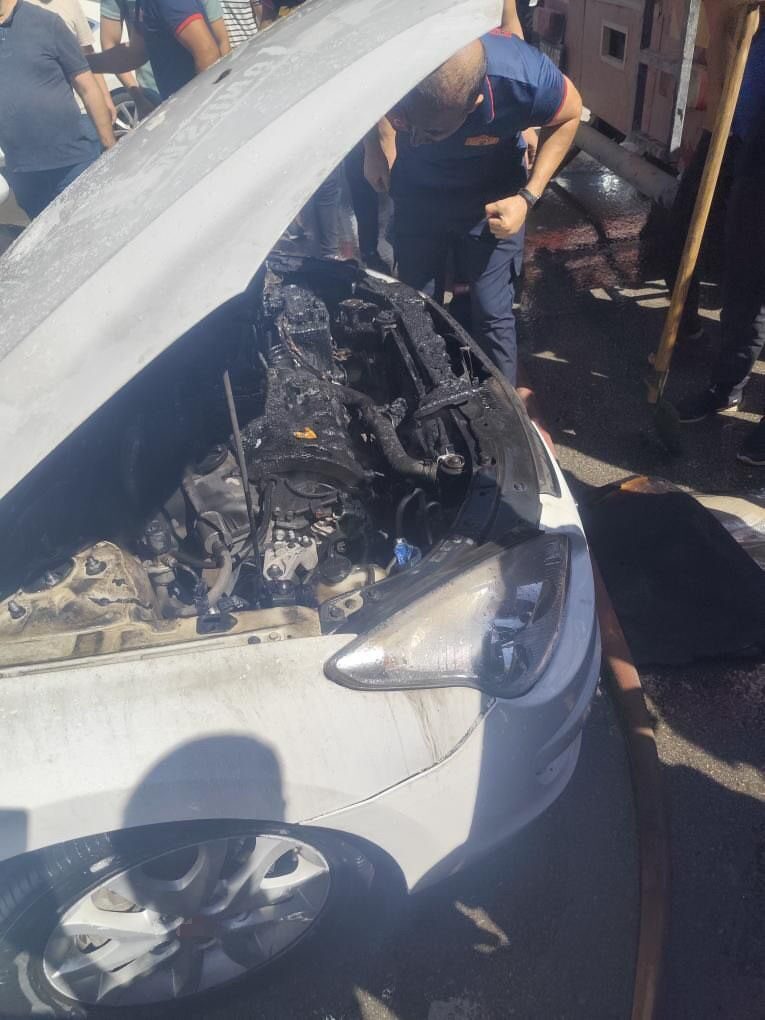 Siirt’in Kurtalan ilçesinde seyir halindeki araç alev aldı. Yangın itfaiye