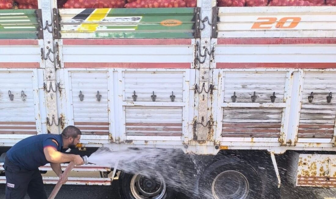 Siirt’in Kurtalan ilçesinde, seyir halindeki bir kamyonette yangın çıktı. Olayda