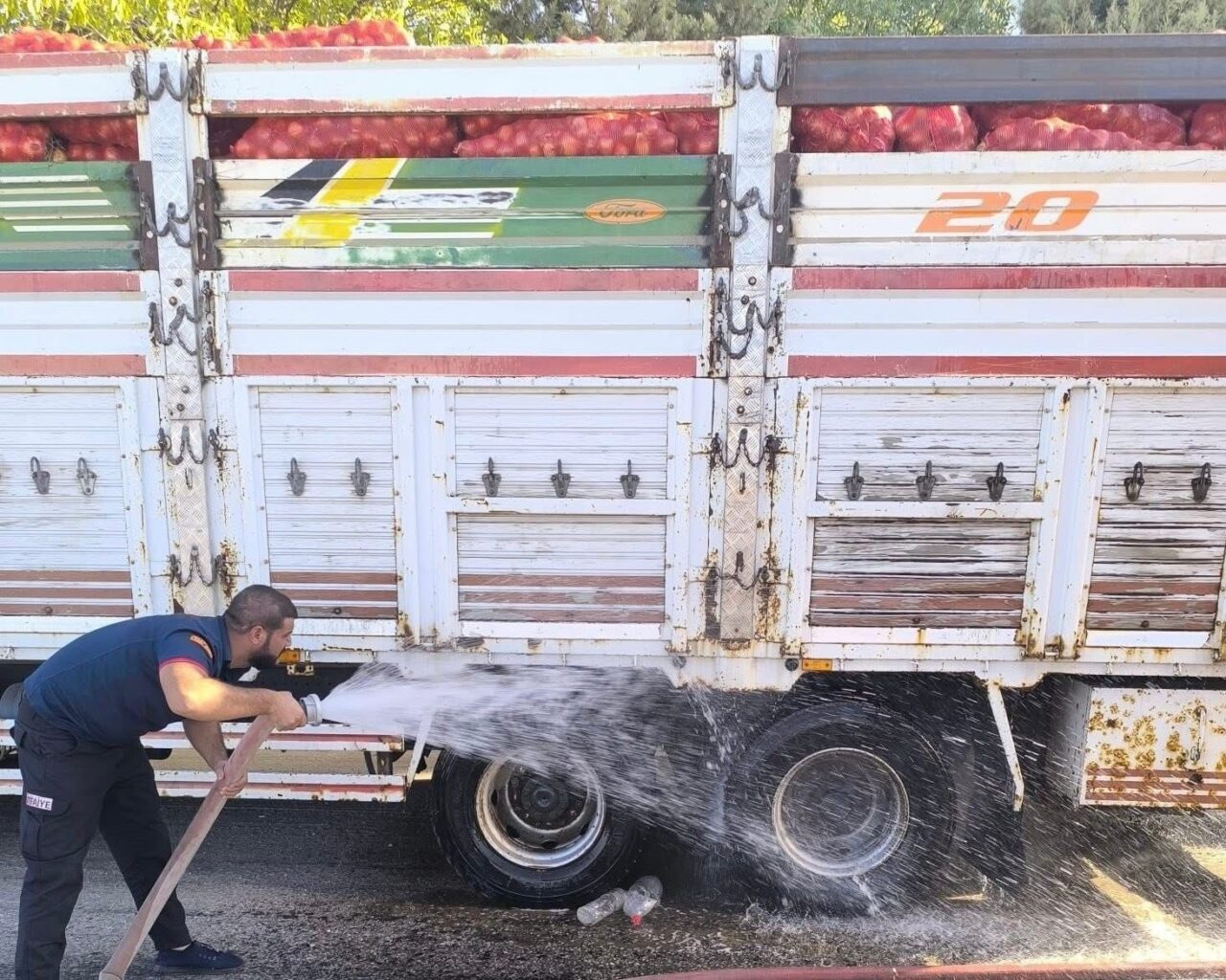 Siirt’in Kurtalan ilçesinde, seyir halindeki bir kamyonette yangın çıktı. Olayda