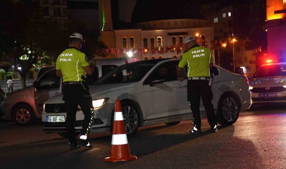 Siirt’te trafik düzeni ve güvenliğinin sağlanması amacıyla polis ekiplerince gerçekleştirilen