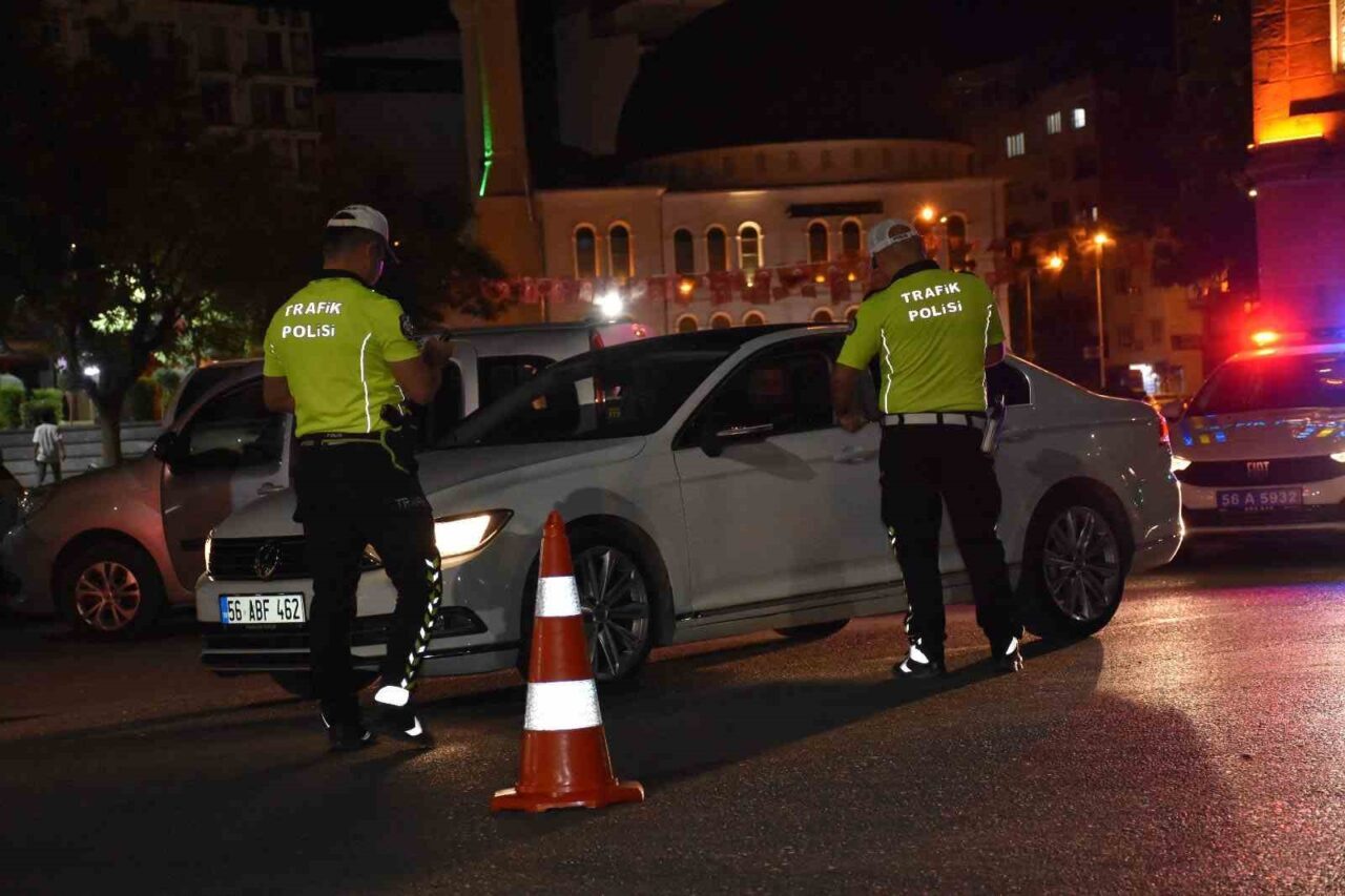 Siirt’te trafik düzeni ve güvenliğinin sağlanması amacıyla polis ekiplerince gerçekleştirilen