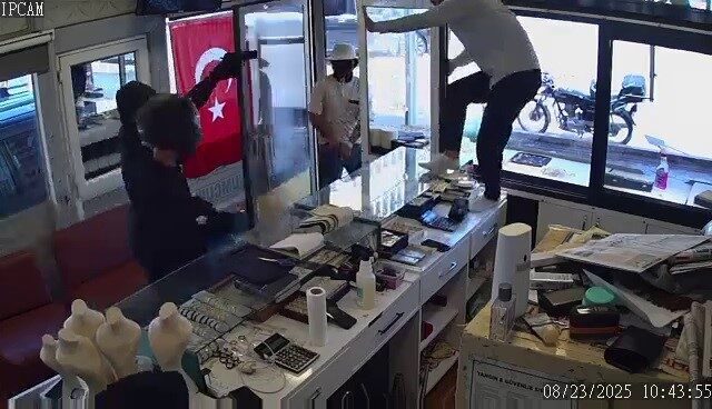 Hatay’da bir kuyumcuda soygun girişiminde bulunan silahlı 3 şahıs ve