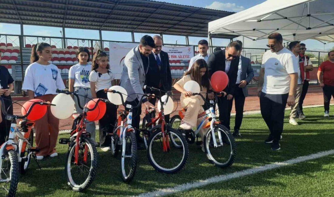 Şırnak’ın Silopi İlçe Kaymakamı Çağlar Partal, ilçede başarılı öğrencileri bisikletle