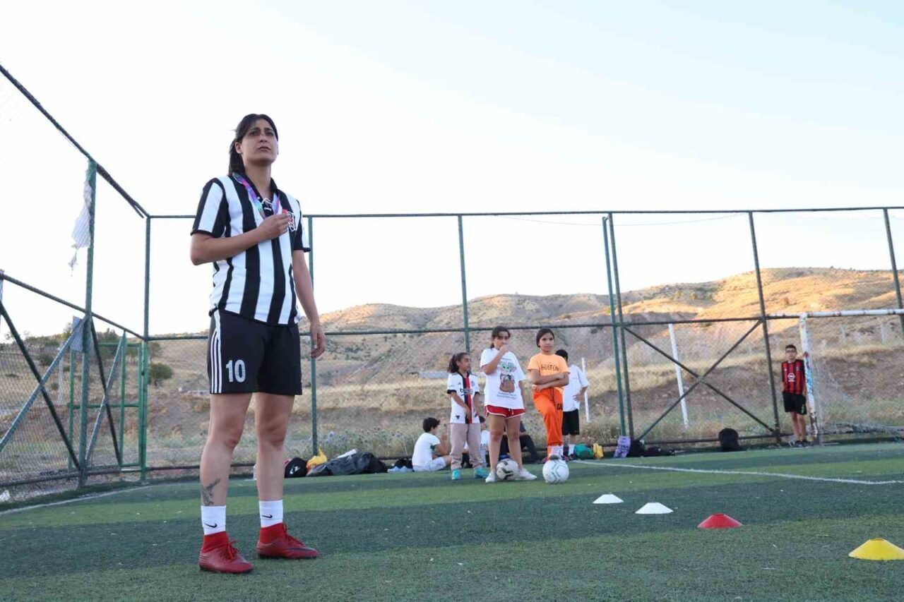 Teknik Direktör Sinan Kaloğlu’nun kuzeni olan Elazığlı kadın futbolcu Yağmur