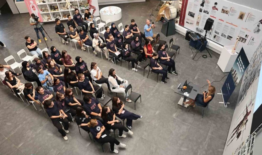 Nilüfer Belediyesi’nin “Sağlık Buluşmaları”nda Klinik Psikolog Başak Mutlu, lise öğrencilerine