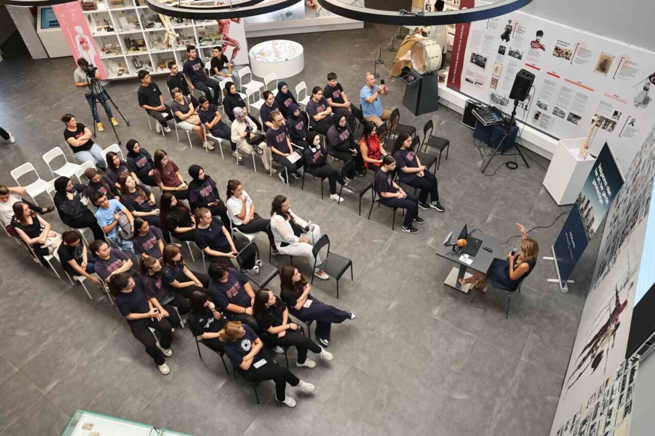 Nilüfer Belediyesi’nin “Sağlık Buluşmaları”nda Klinik Psikolog Başak Mutlu, lise öğrencilerine