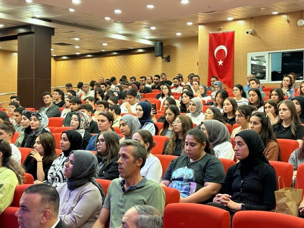 Sincan Belediyesi tarafından düzenlenen ’Gençsin’ etkinliği kapsamında öğrenciler başarı hikayelerini