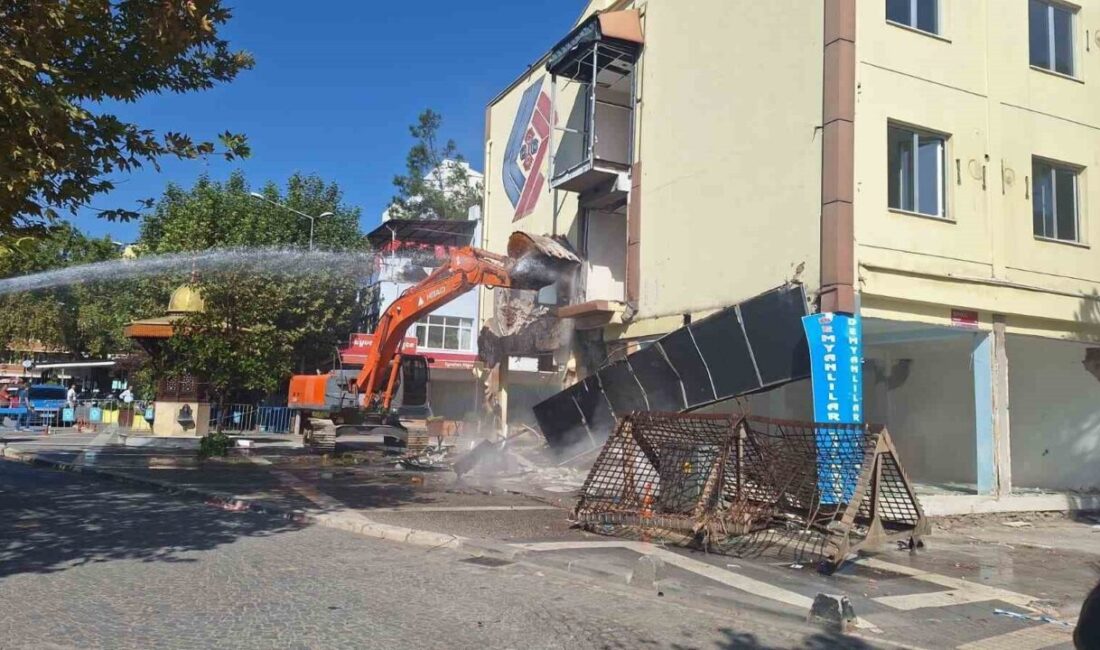 Balıkesir’in Sındırgı ilçesinde meydana gelen 6.1’lik depremde ağır hasar alan