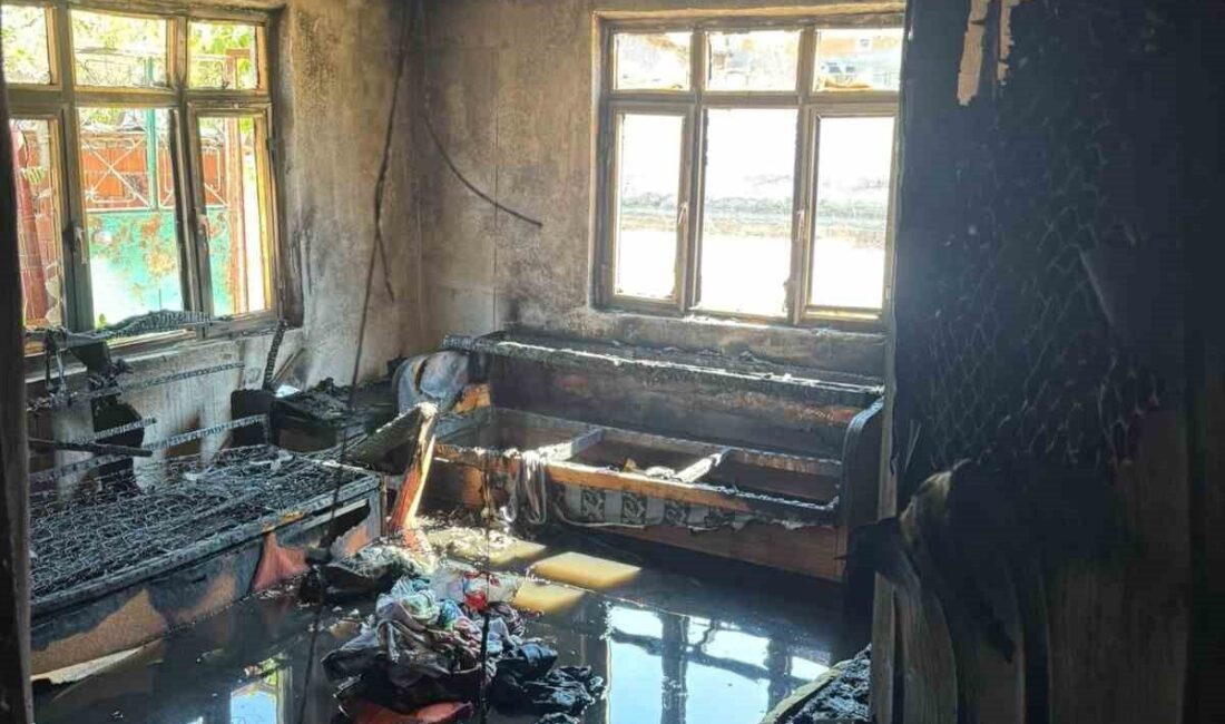 Balıkesir’in Sındırgı ilçesinde bir evde elektrik kontağından yangın çıktı. Gölcük