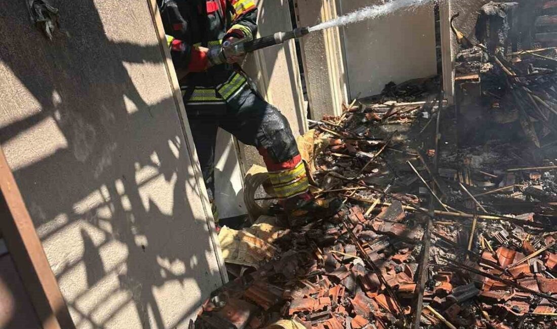 Balıkesir’in Sındırgı ilçesinde çıkan ev yangını, itfaiye ekiplerinin zamanında müdahalesiyle