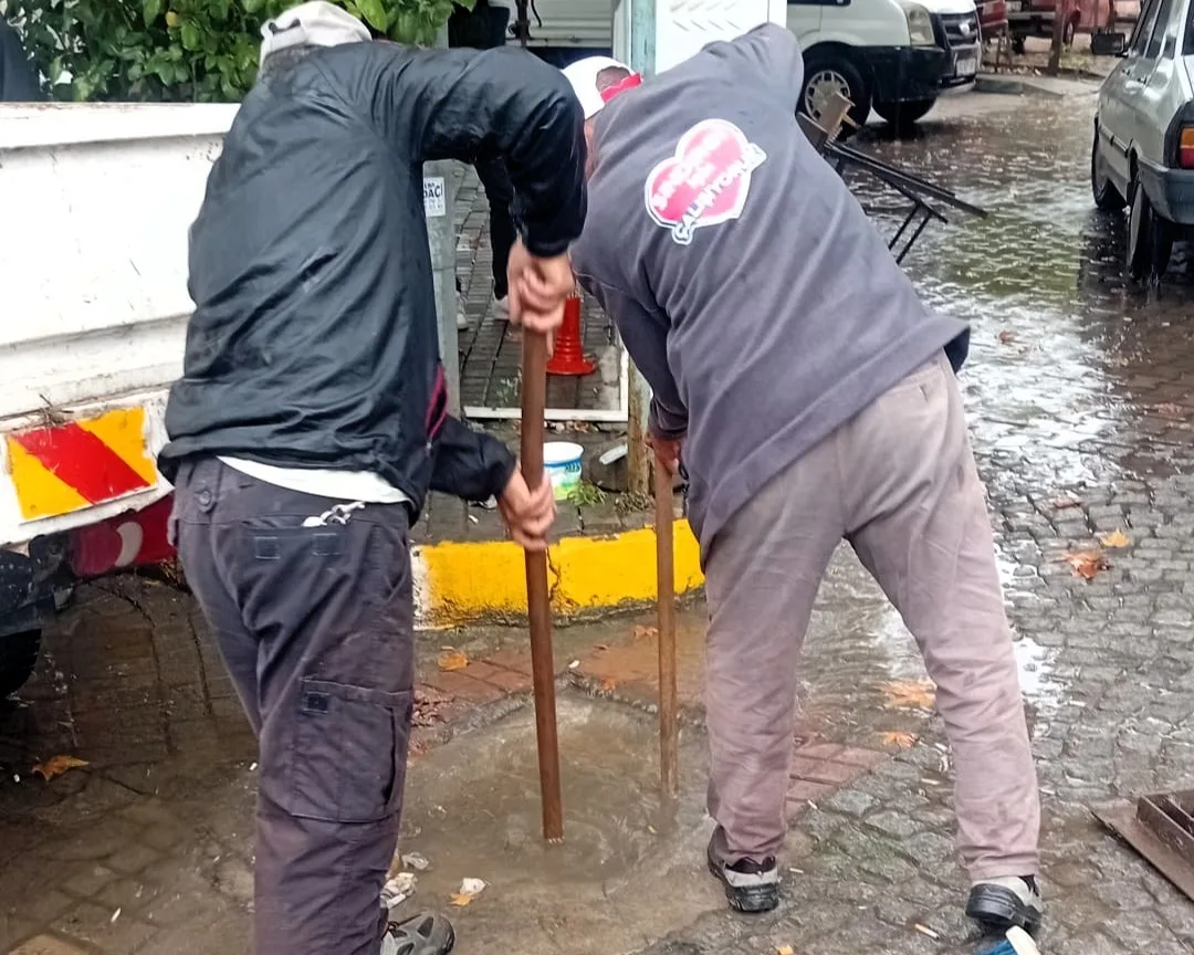 Balıkesir’in Sındırgı ilçesinde beklenen sağanak öğle saatlerinde başladı. Yağmur uzun