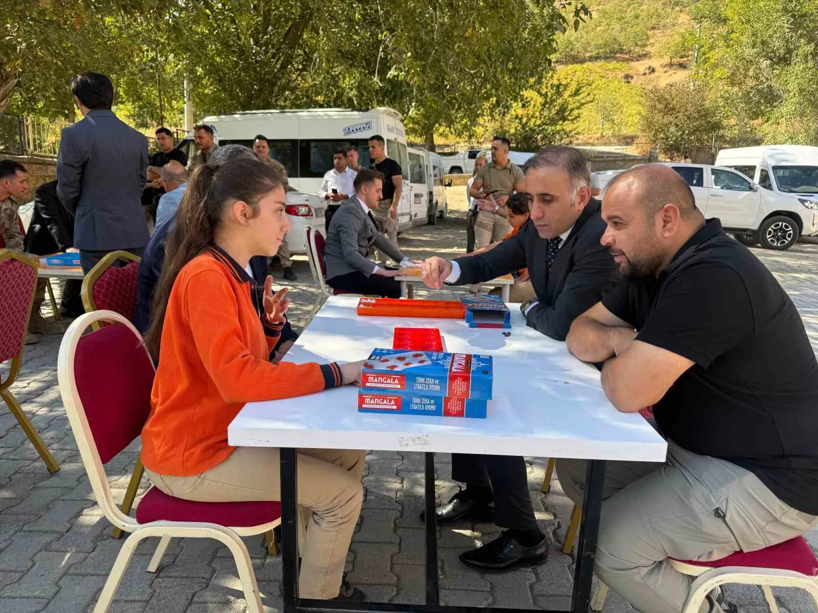 Hakkari’nin Şemdinli ilçesine bağlı Boğazköy ve Tütünlü ilkokullarında eğitim gören