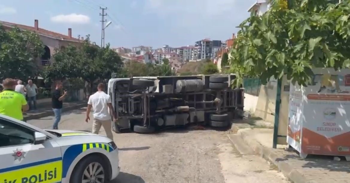 Sinop’ta freni boşalan belediye kamyoneti devrildi, kazada 1 kişi yaralandı.
