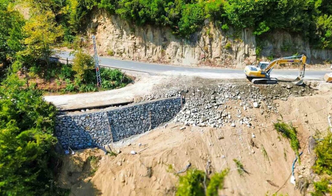 Sinop’un Türkeli ilçesinde çökme meydana gelen yol, ekiplerin çalışmasıyla onarılarak