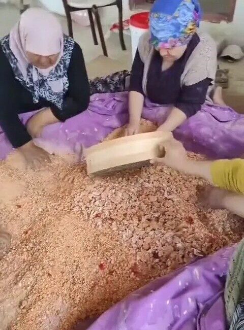 Sinop’un Boyabat ilçesinde, kışlık tarhana yapımı için bir araya gelen