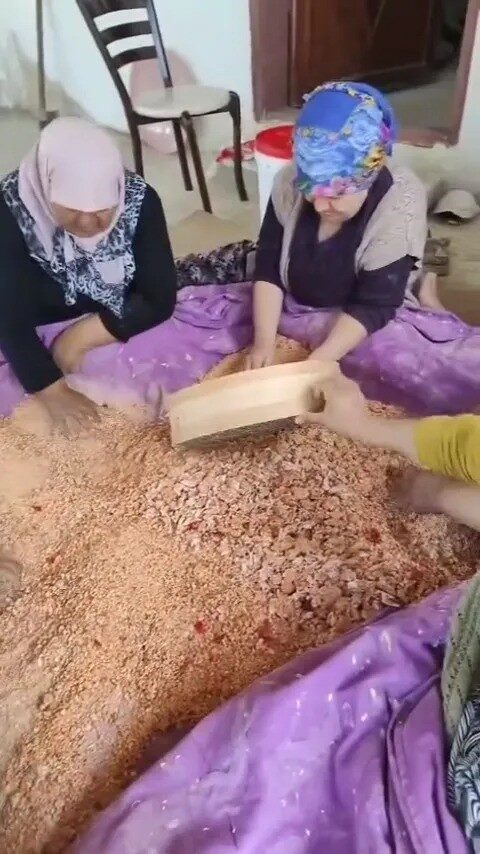 Sinop’un Boyabat ilçesinde, kışlık tarhana yapımı için bir araya gelen