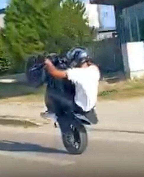 Sinop’ta motosiklet sürücüsü trafikte makas atıp ön kaldırdı. O anlar