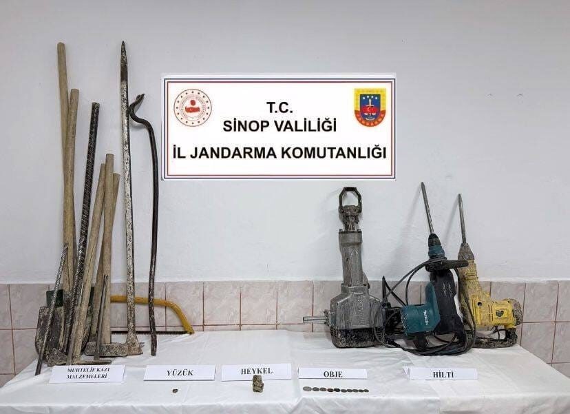 Sinop’un Durağan ilçesinde jandarma ekipleri tarafından çok sayıda tarihi eser