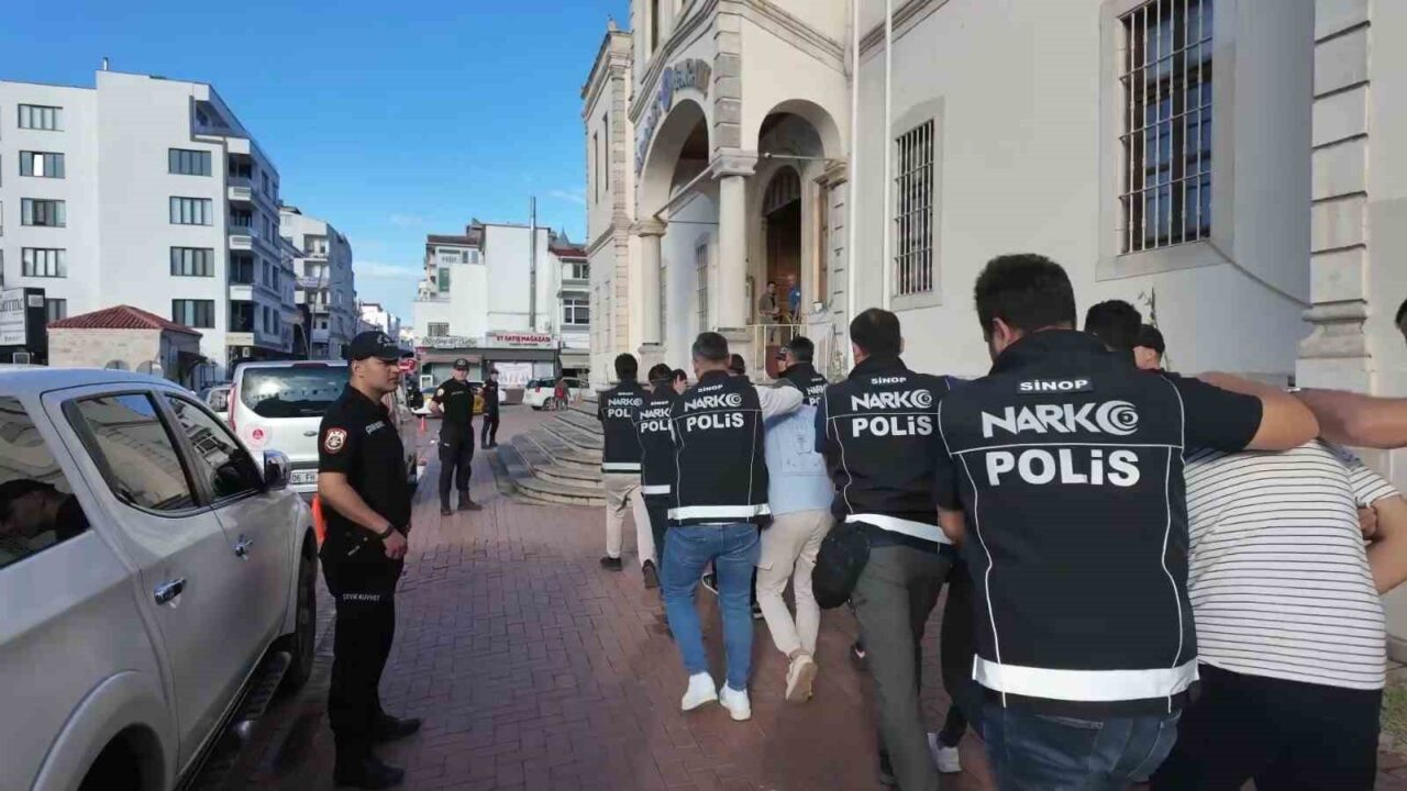 Sinop’un Gerze ilçesinde polis ekiplerince sokak satıcılarına yönelik düzenlenen uyuşturucu