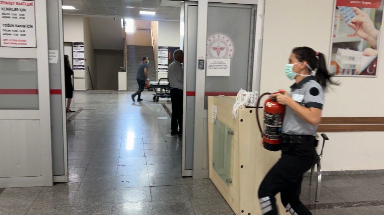 Şırnak Devlet Hastanesi’nde yangın tatbikatı gerçekleştirildi. Senaryo gereği hastane çamaşırhanesinde