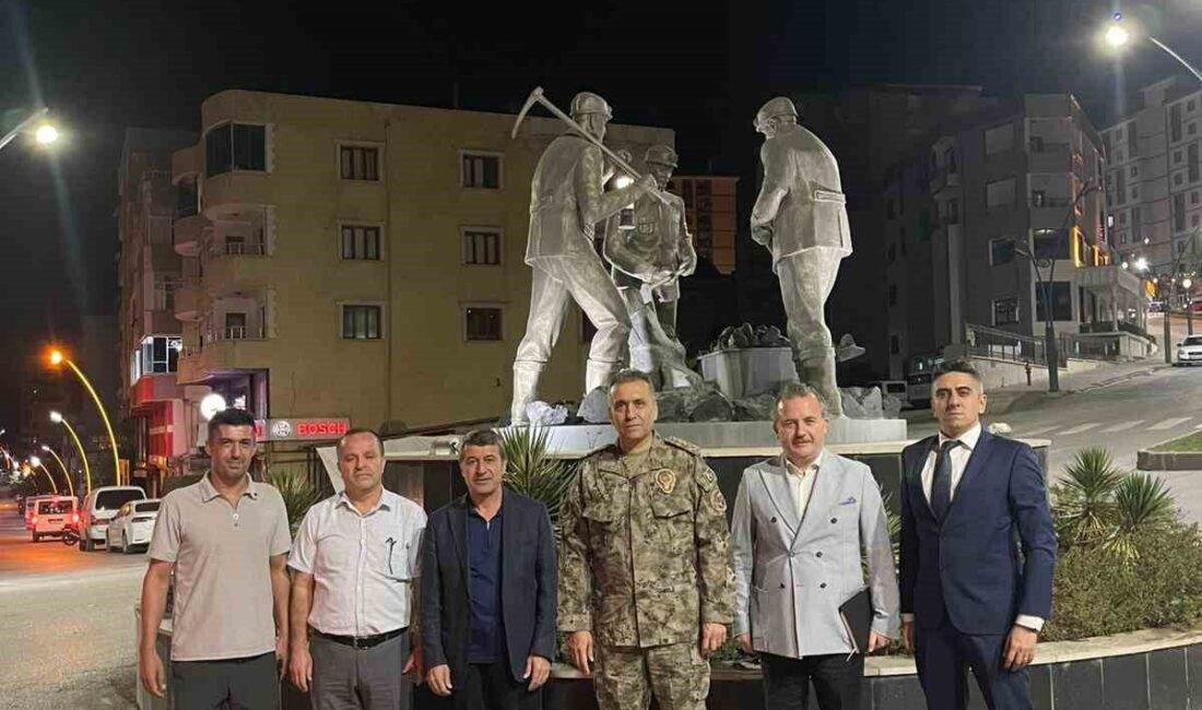 Şırnak emniyet müdürü Sazak, gece saatlerinde vatandaşlarla bir araya geldi.