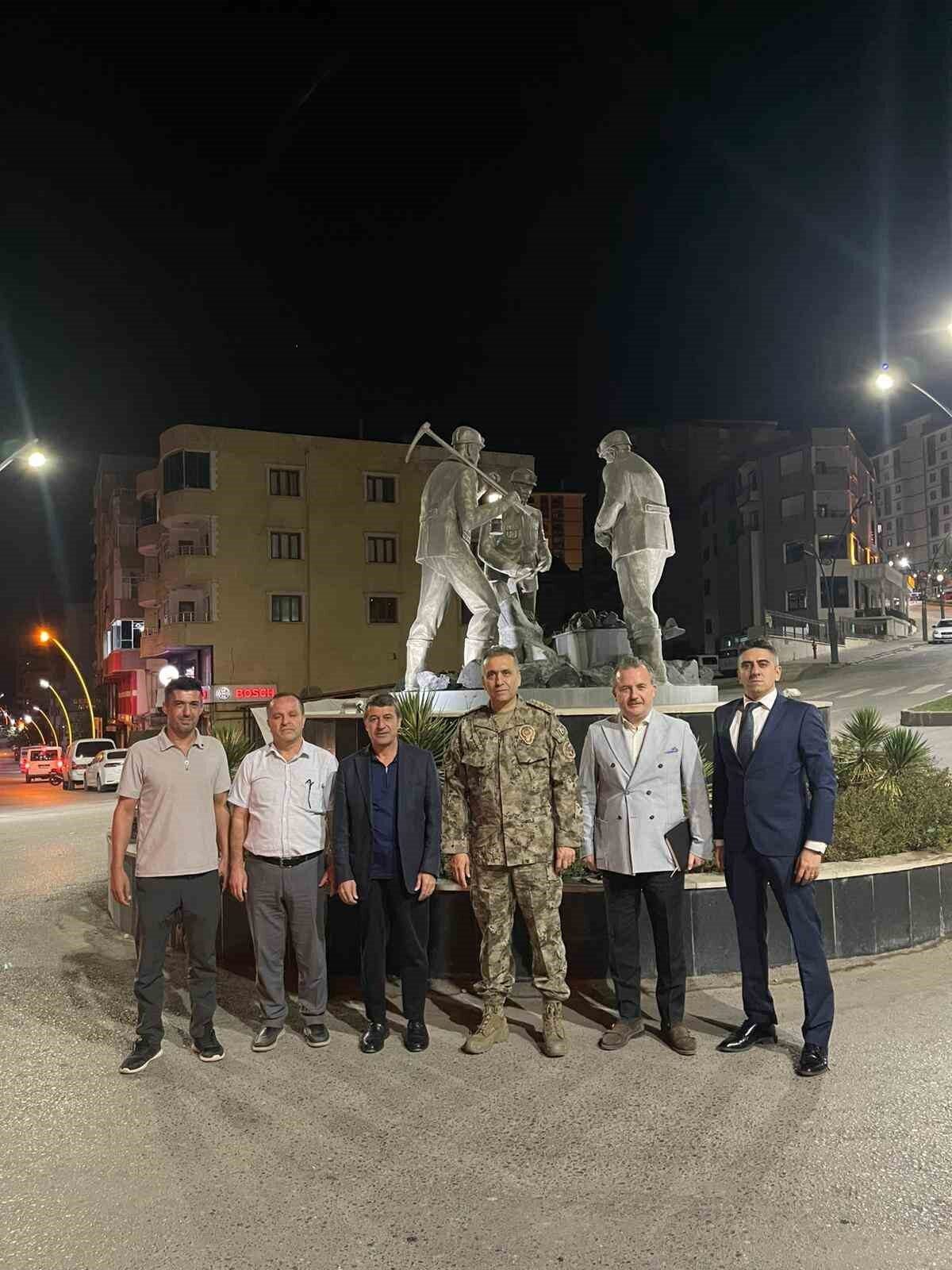 Şırnak emniyet müdürü Sazak, gece saatlerinde vatandaşlarla bir araya geldi.