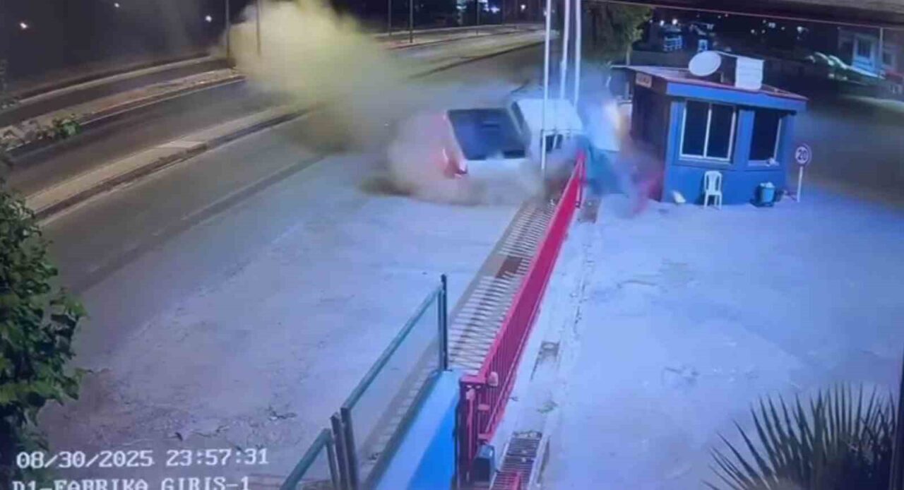 Şırnak’ta kontrolden çıkarak karşı şeritte bayrak direklerine çarpan pikapta sürücü