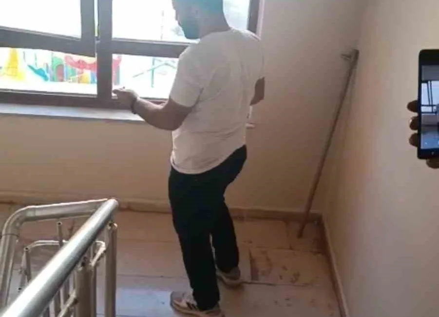 Şırnak merkezde bir apartmanın 4. katında görülen yılan, bina sakinlerini