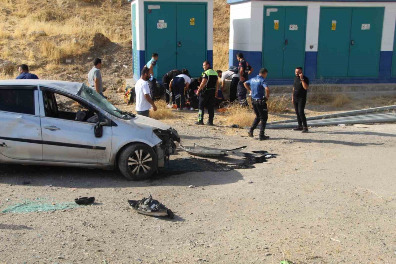 Şırnak’ta sürücüsünün direksiyon hakimiyetini kaybettiği otomobil, kaldırıma çarpıp savruldu. Kazada