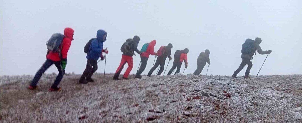 Eylül ayında bile zirvesinde kar, sis ve fırtınanın eksik olmadığı