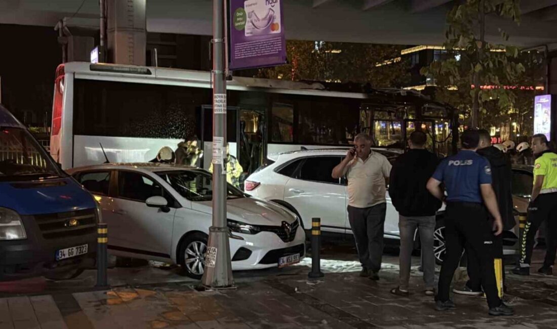 İSTANBUL (İHA) İstanbul Şişli’de yabancı turistleri taşıyan bir tur otobüsü