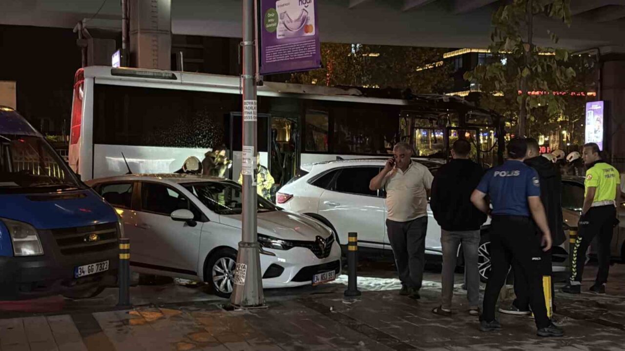 İSTANBUL (İHA) İstanbul Şişli’de yabancı turistleri taşıyan bir tur otobüsü
